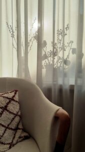 Jak odświeżyć salon za pomocą tkanin, dodatków i kolorów