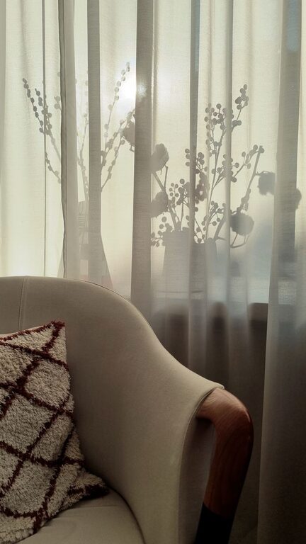 Jak odświeżyć salon za pomocą tkanin, dodatków i kolorów